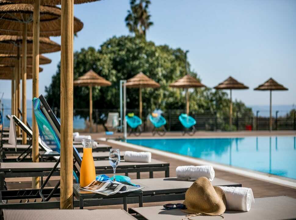 בריכת השחייה של מלון גומא על שפת הכנרת